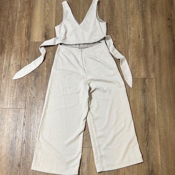 Shinestar Cream Sleeveless‎ Jumpsuit with Wide-Leg Design keyhole back tie back - Picture 3 of 6